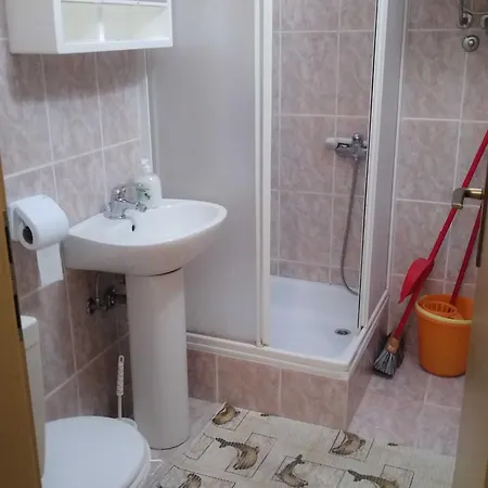 Bright And Modern Fully Furnished Krk With Private Parking - Two Bedroom 公寓 *