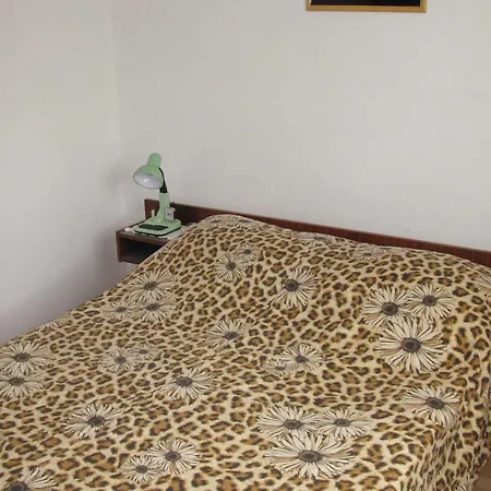 Bright And Modern Fully Furnished Krk With Private Parking - Two Bedroom 公寓 *