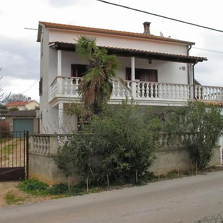 Bright And Modern Fully Furnished Krk With Private Parking - Two Bedroom *