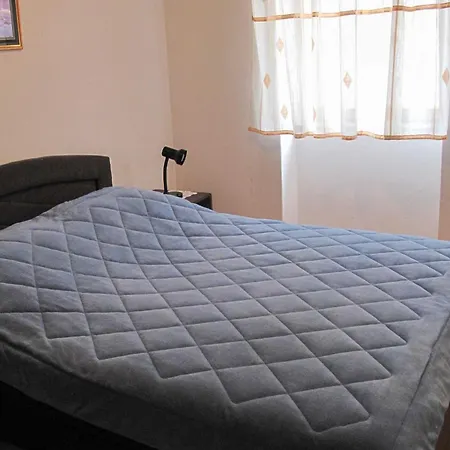 Bright And Modern Fully Furnished Krk With Private Parking - Two Bedroom Apartman